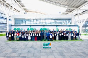 Grupo de estudiantes recibiendo becas de Iberdrola en un evento