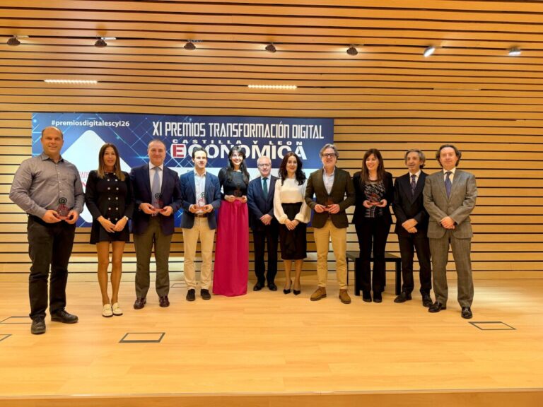 Grupo de personas posando en los XI Premios de Transformación Digital