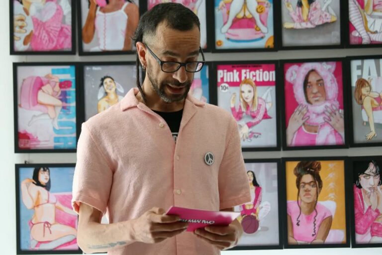 Artista Fumantwo presentando su exposición Pink Fiction en Palencia