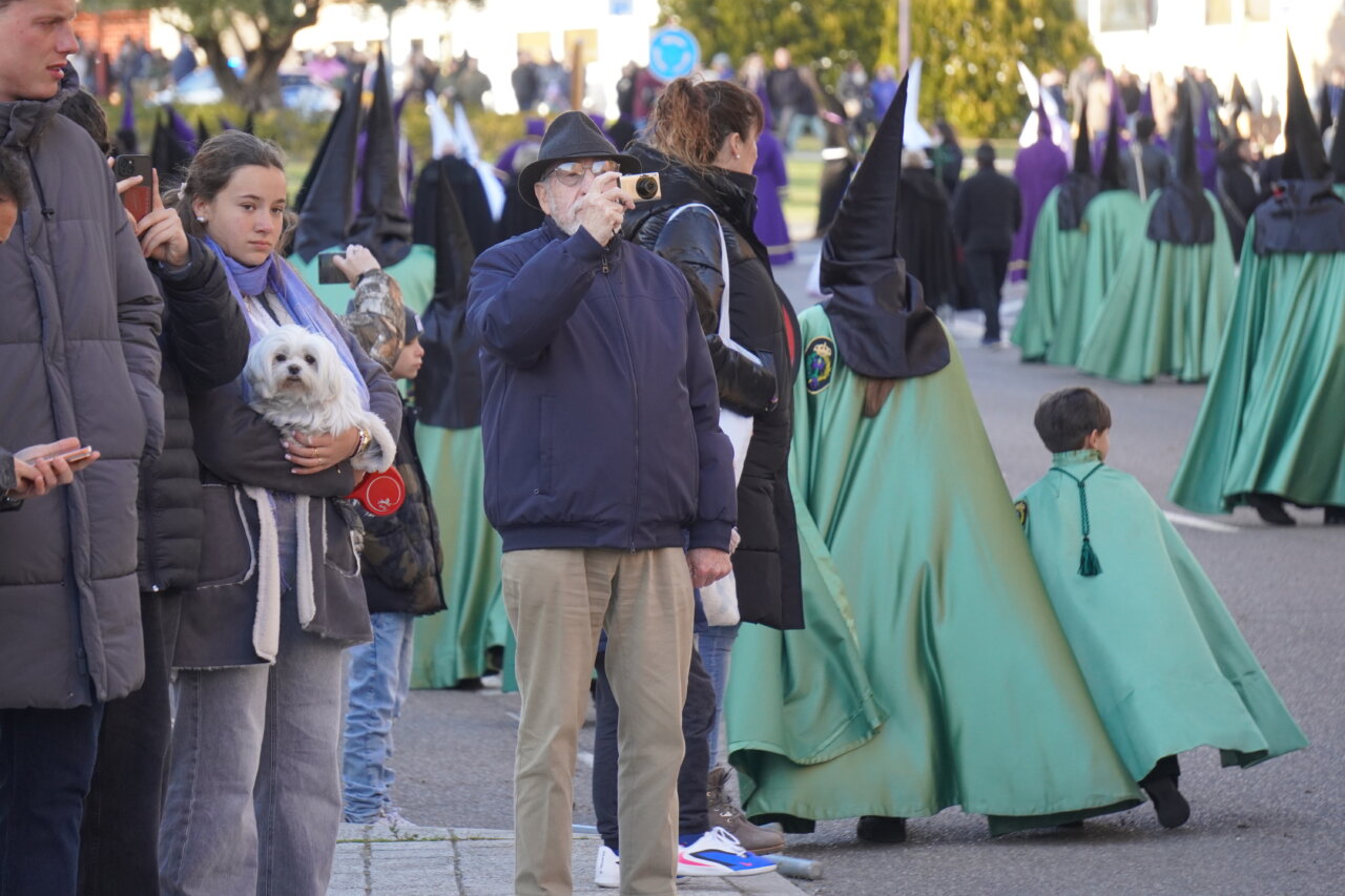 Personas observando la procesión del Rosario del Dolor en Palencia