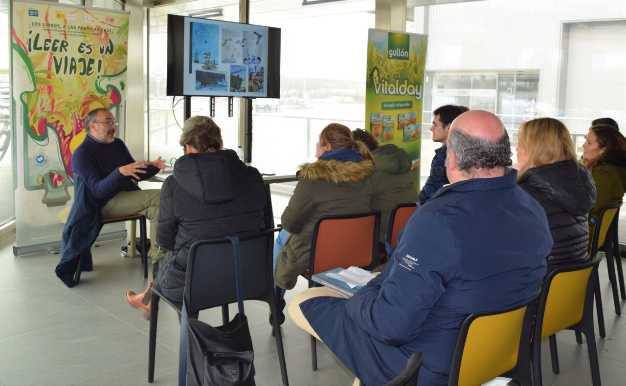 Participantes escuchando sobre la iniciativa de lectura en fábricas