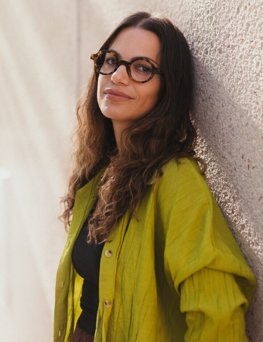 Retrato de Laura Sanz Corada con camisa verde y gafas