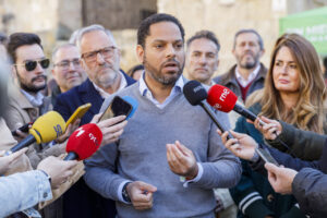 Garriga hablando sobre el voto a Mañueco en una rueda de prensa