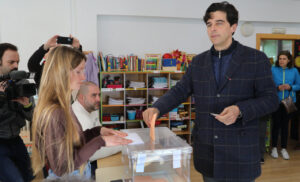 Candidato votando en el colegio Santa Rita de Palencia