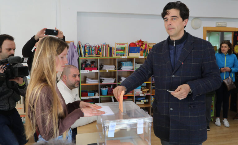 Candidato votando en el colegio Santa Rita de Palencia