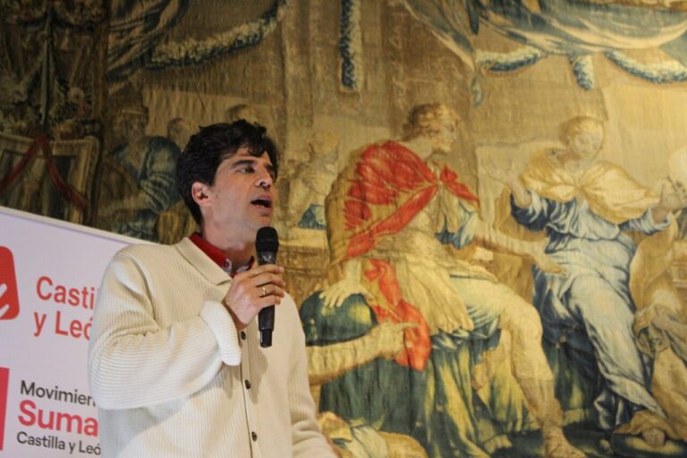 Candidato de En Común hablando en un evento político en Palencia
