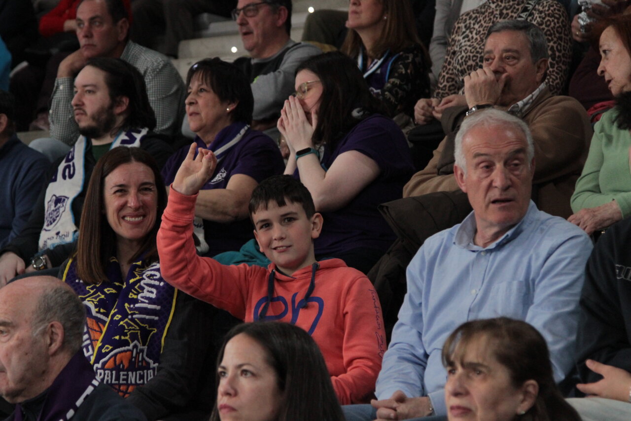 Espectadores animando en las gradas durante un partido de baloncesto