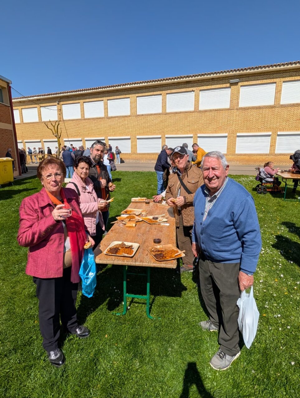 Grupo de personas disfrutando de la Feria de la Matanza en Villada