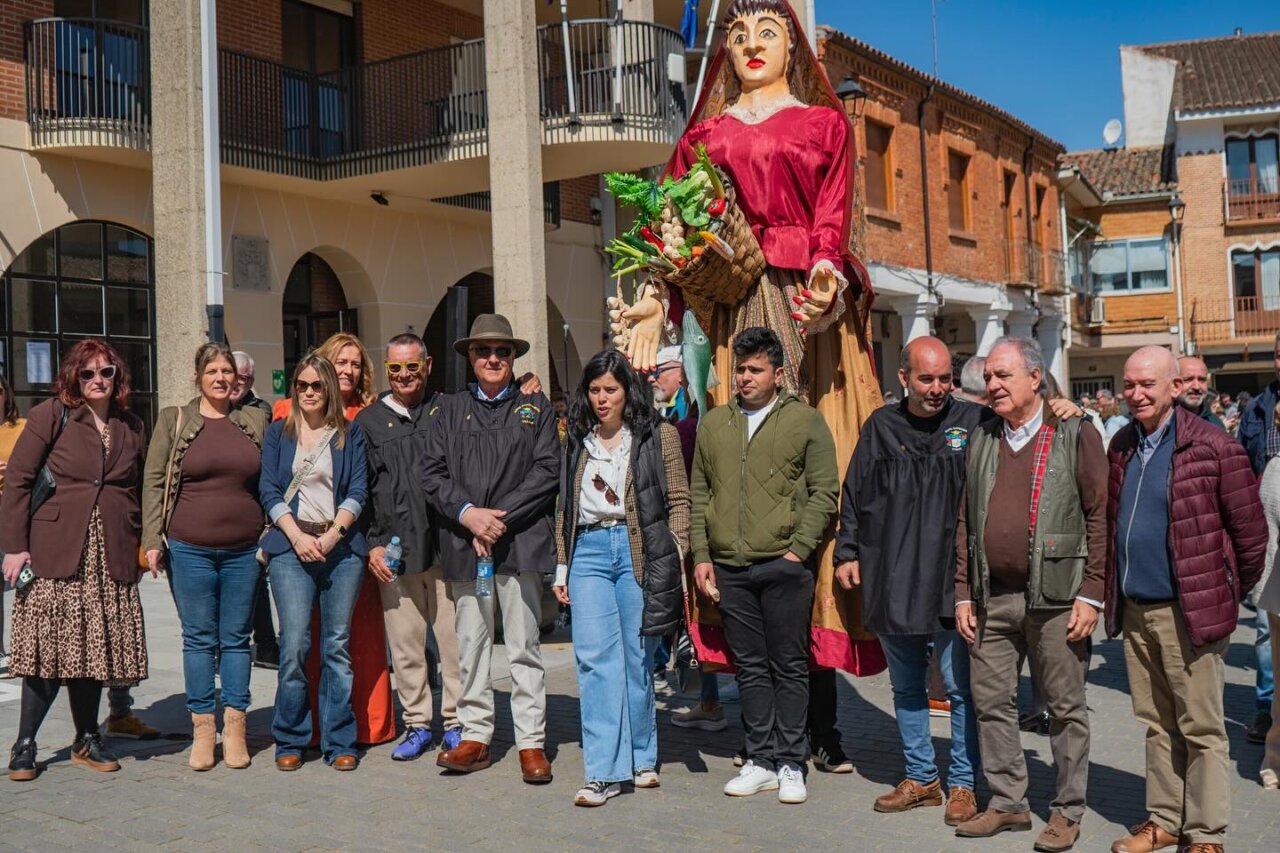 Grupo de personas posando con figura gigante en la Feria de la Matanza en Villada