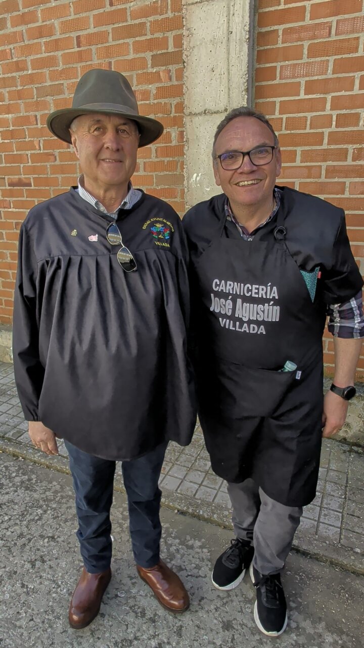 Dos hombres vestidos con blusones en la Feria de la Matanza en Villada