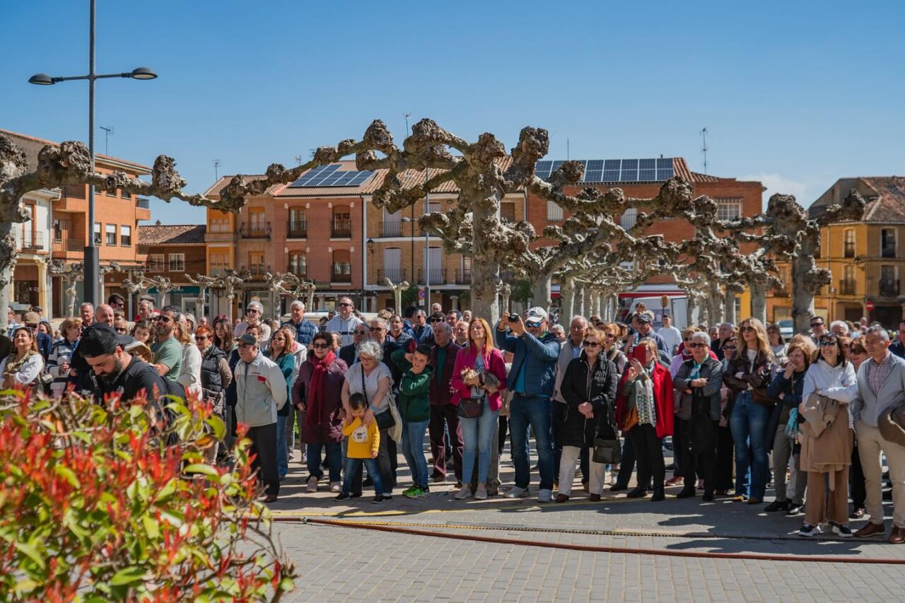 Multitud de personas disfrutando de la Feria de la Matanza en Villada