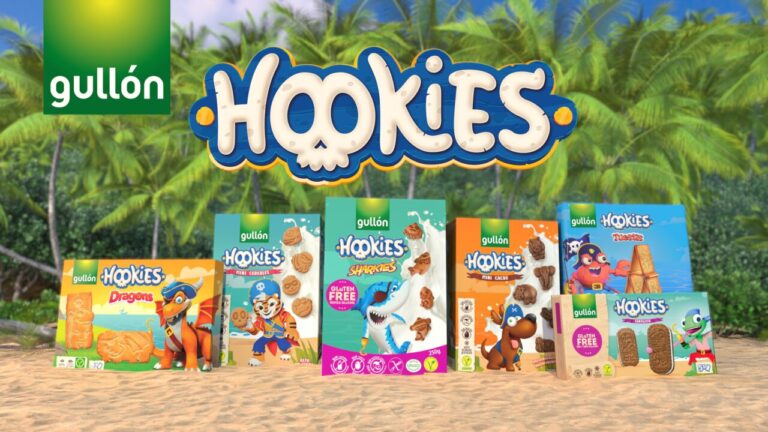 Varias cajas de galletas Gullón Hookies en un entorno tropical