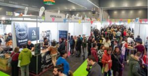 Vista general de la feria Gustoko con expositores y visitantes