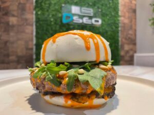 Hamburguesa gourmet con ingredientes frescos y salsas en Dseo