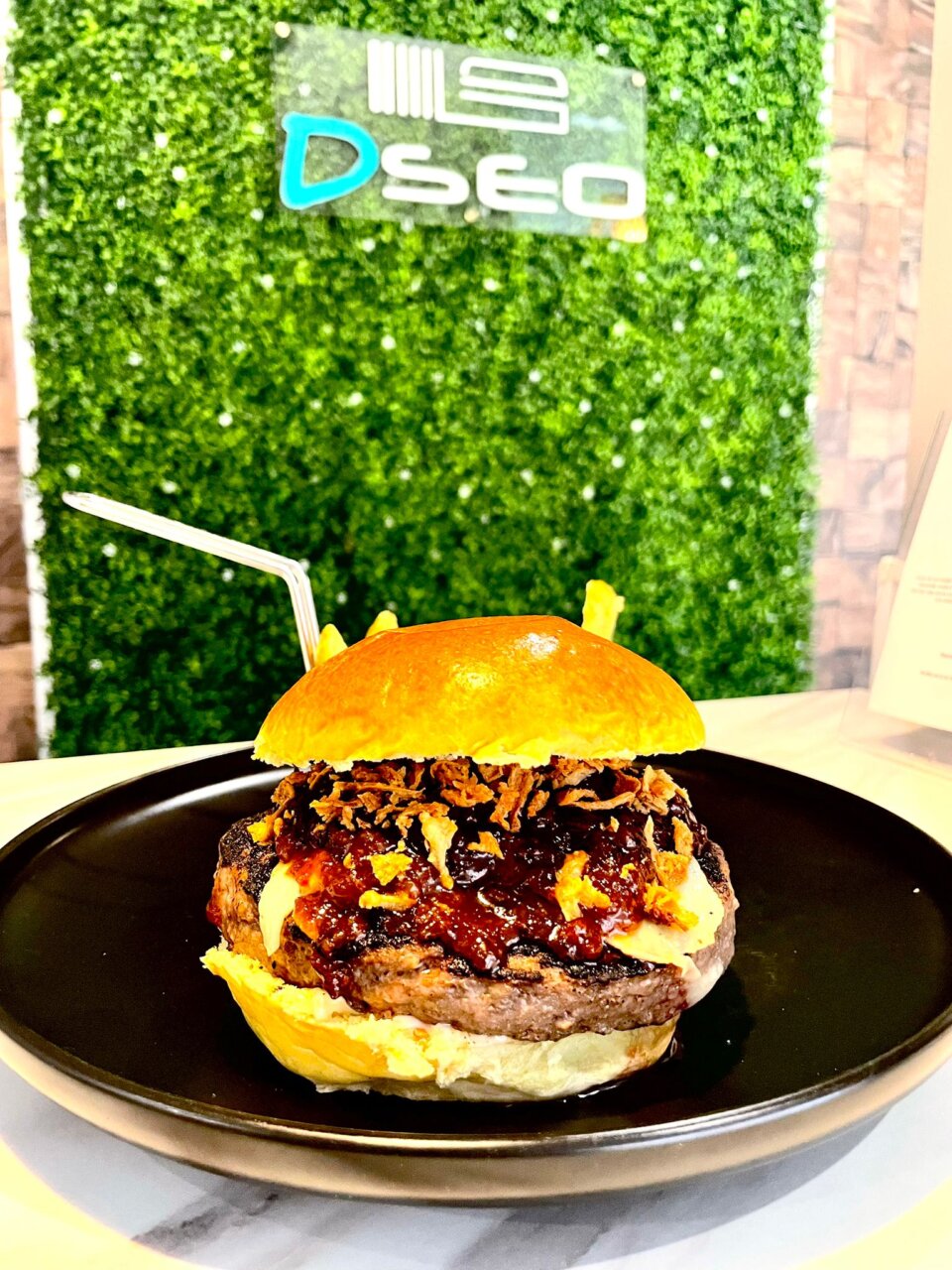 Hamburguesa gourmet de Dseo con ingredientes frescos y presentación atractiva