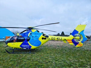 Helicóptero de emergencias sanitarias en un campo