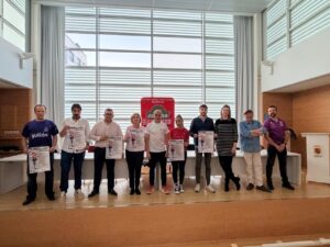 Grupo de personas en un evento sobre manejo del miedo en Palencia