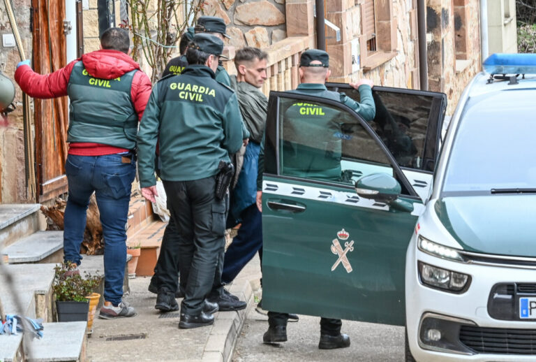 Intervención de la Guardia Civil en Villoruebo tras un atrincheramiento.