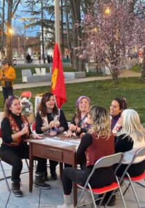 Grupo de mujeres cantando en homenaje a Dorotea Santos en Palencia