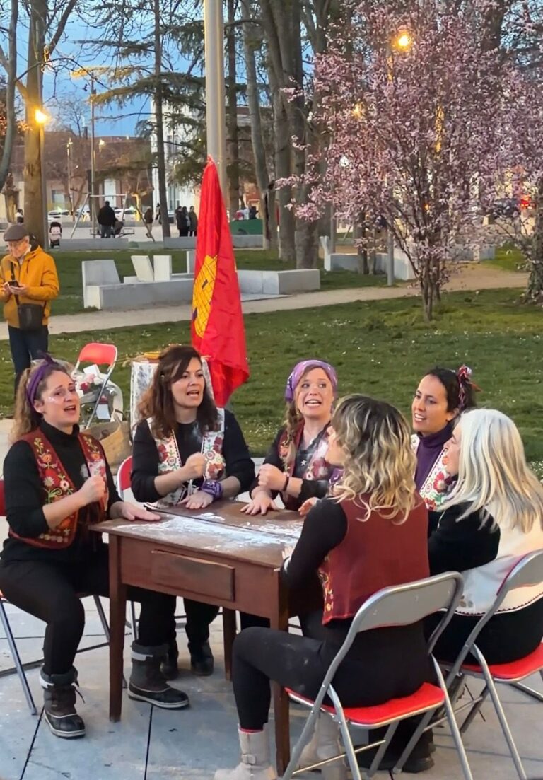 Grupo de mujeres cantando en homenaje a Dorotea Santos en Palencia