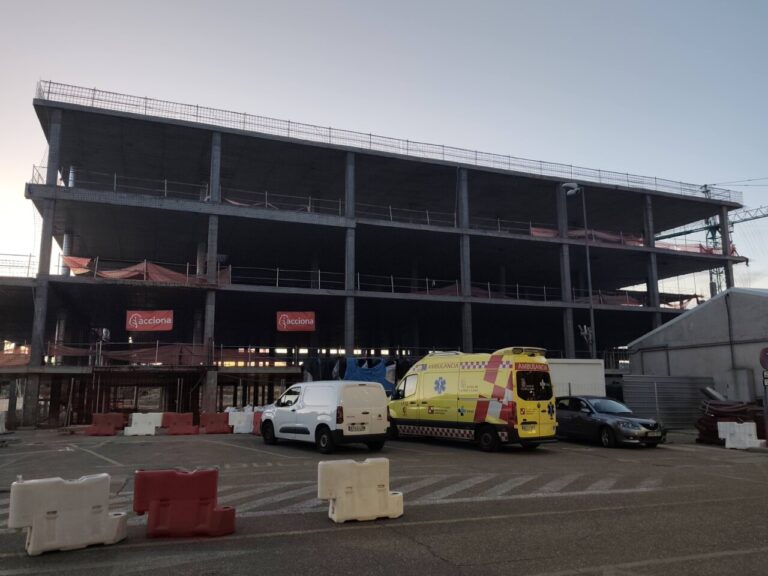 Construcción del nuevo hospital en Palencia con ambulancia en primer plano
