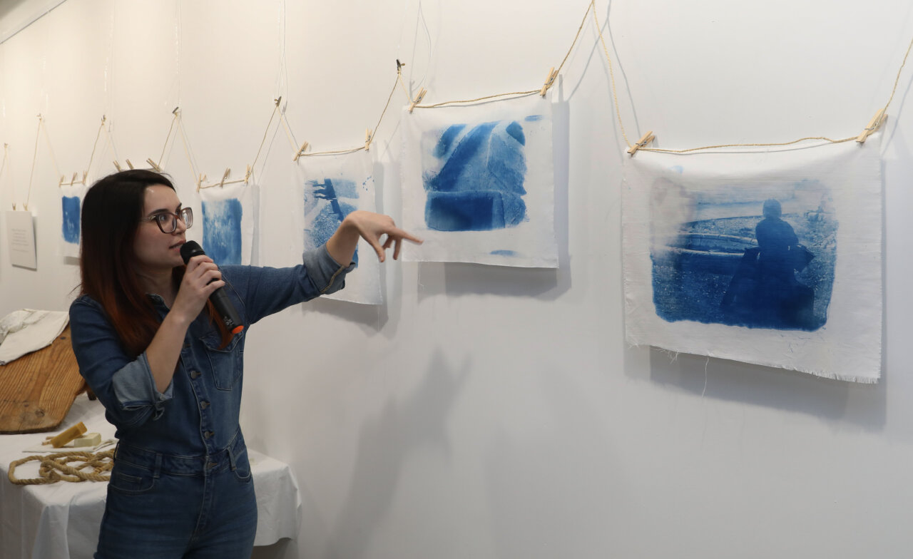 Inés García Ruiz presenta su obra cianotípica en la exposición Azulete.
