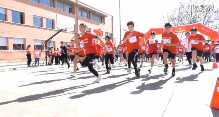 Estudiantes corriendo en la III Carrera Solidaria y Saludable del IES Virgen de la Calle
