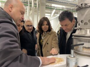 Candidatos del PP observando la producción de avena en una planta industrial