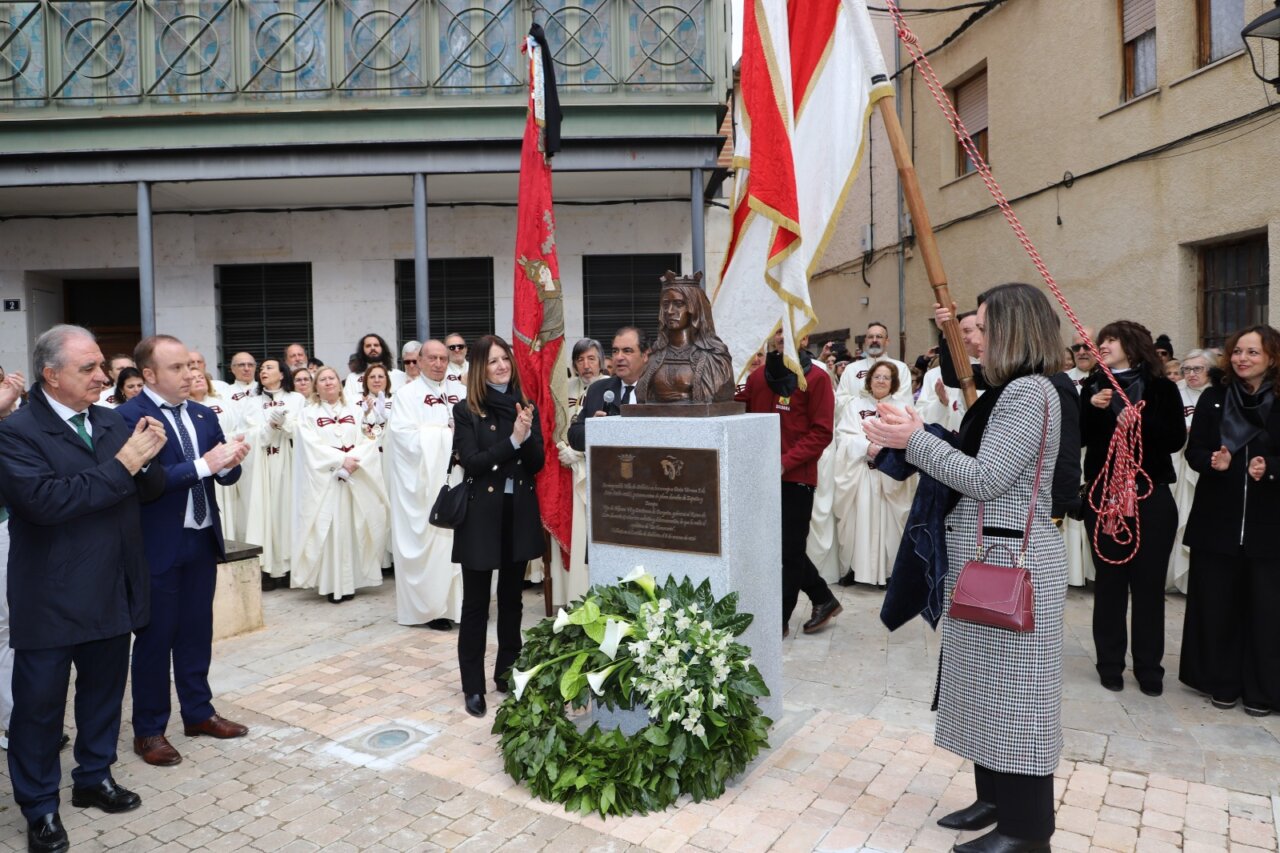 Inauguración del busto de Doña Urraca con asistentes a la ceremonia.