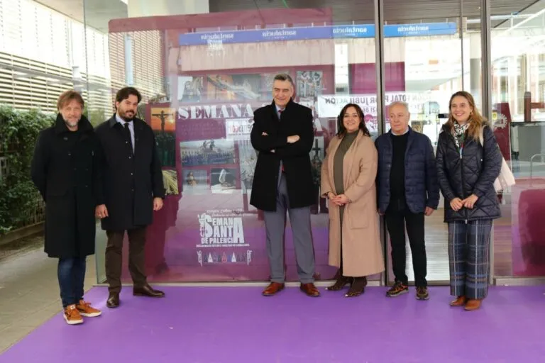 Inauguración del Punto Informativo de Semana Santa en Palencia con asistentes