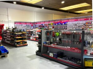Interior de la nueva tienda de recambios JM Ayuso en Palencia