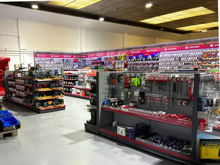 Interior de la nueva tienda de recambios JM Ayuso en Palencia