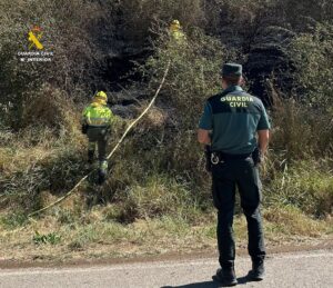Guardia Civil investigando un incendio en un campo afectado