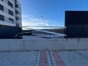 Vallas caídas y daños en la vía pública por fuertes vientos en Palencia