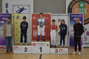 Íñigo Solla en el podio de un torneo de esgrima en Palencia