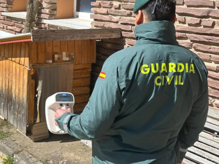 Agente de la Guardia Civil inspeccionando un lugar relacionado con un caso de maltrato animal