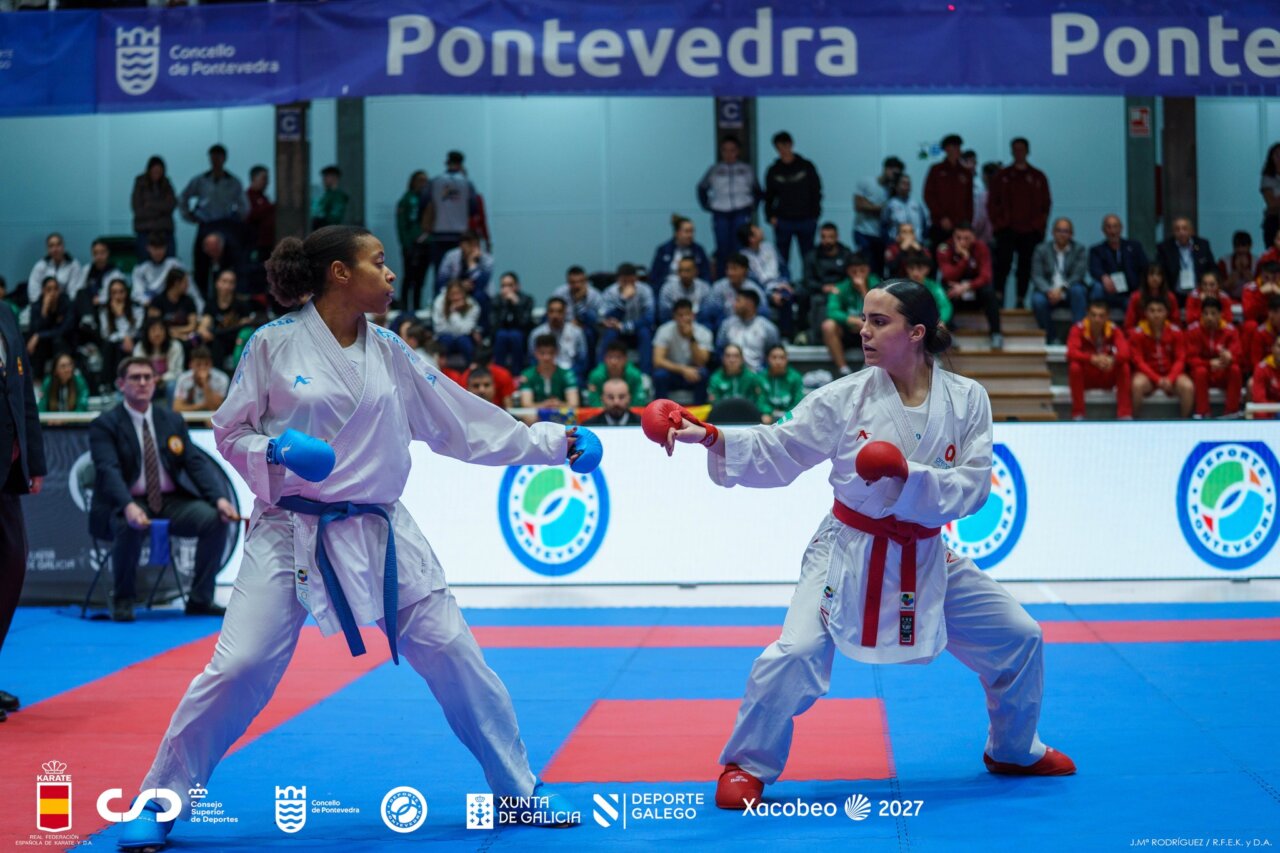 Isabel Nieto compitiendo en un combate de kárate en Pontevedra