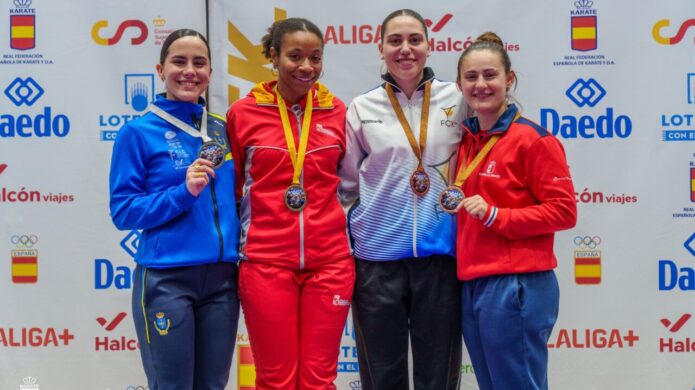 Isabel Nieto y otras karatekas en el campeonato de España de kárate