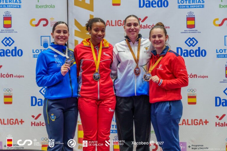 Isabel Nieto y otras karatekas en el campeonato de España de kárate