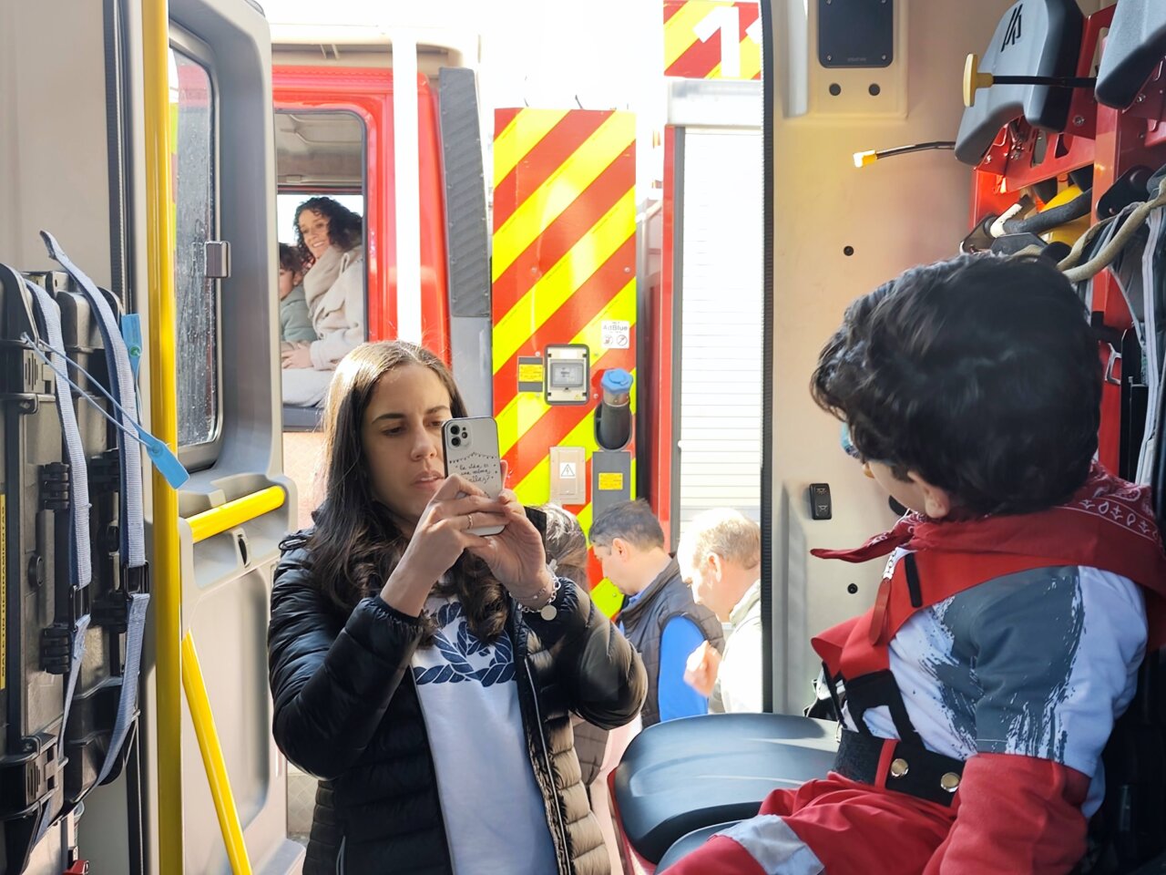 Mujer tomando foto en el Parque de Bomberos de Palencia durante jornada de puertas abiertas
