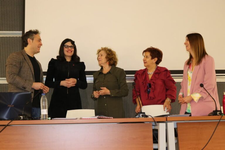 Expertos discutiendo sobre corresponsabilidad y cuidados en el Centro Cultural Lecrác