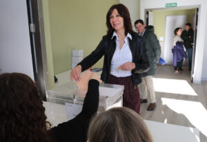 Ciudadana votando en una jornada electoral con entusiasmo