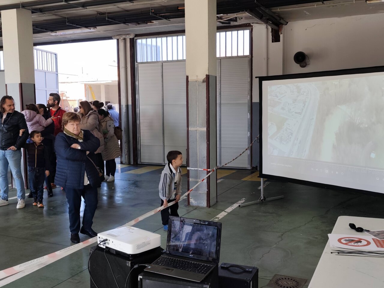 Familias en la jornada de puertas abiertas del Parque de Bomberos de Palencia