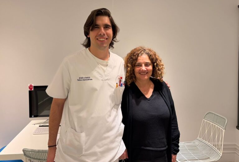 José Gómez y María José Moro en consulta óptica