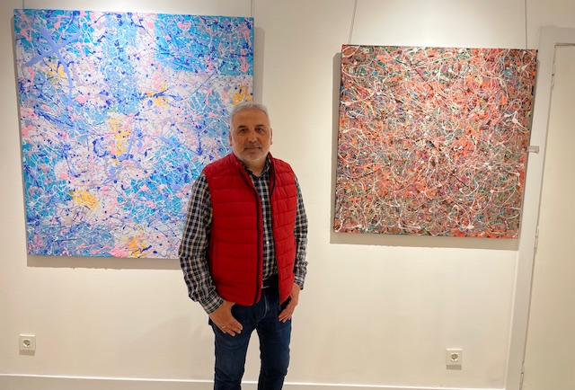 Juan Pedro López junto a sus obras abstractas en el Ateneo de Palencia