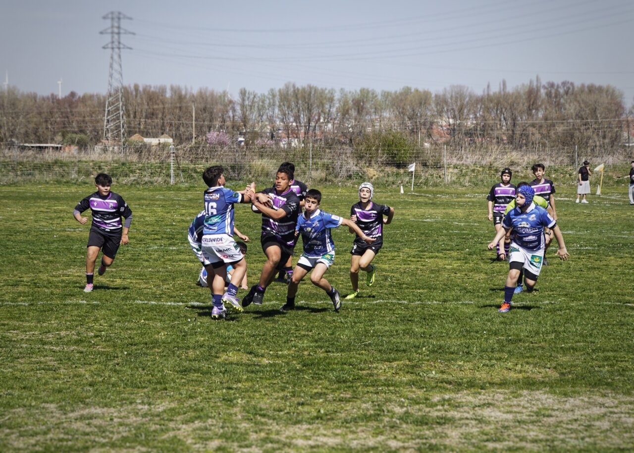 Un jugador sub-14 de rugby supera a la defensa del VRAC en un partido
