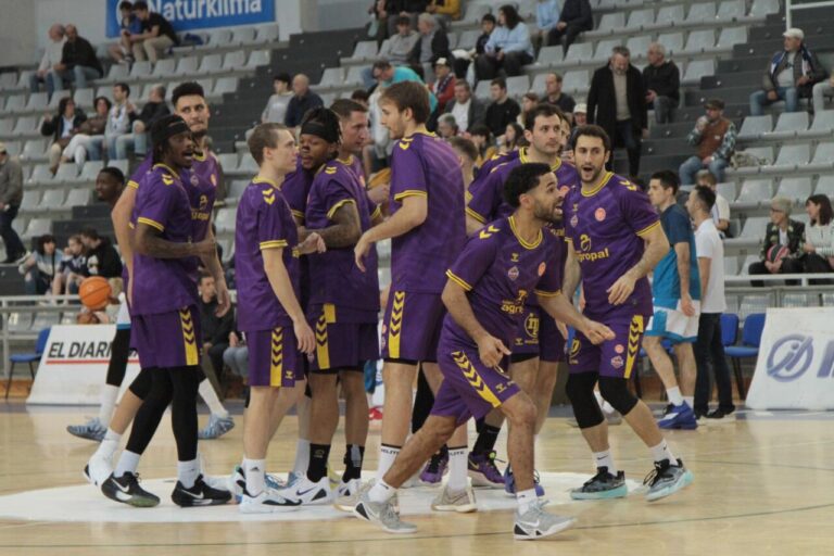 Jugadores de baloncesto en la cancha del Gasca durante un partido