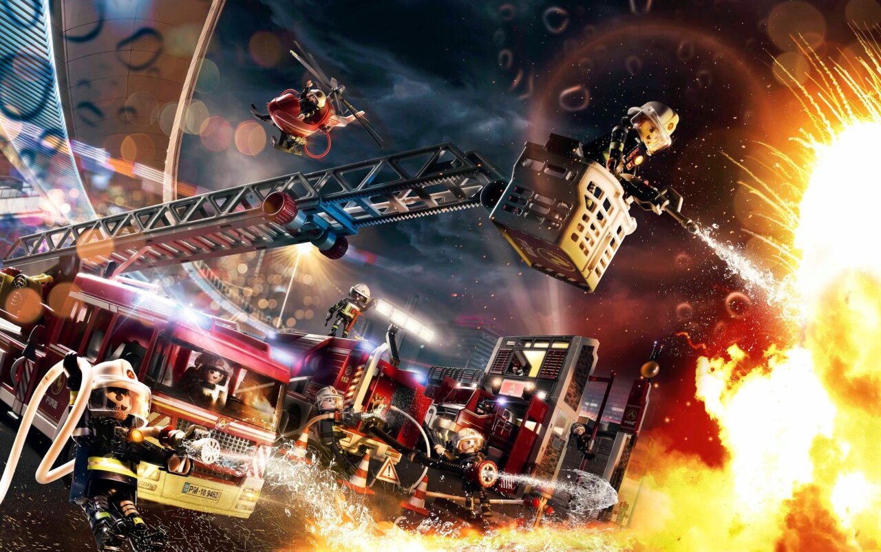 Escena de acción con figuras de Playmobil bomberos y un incendio