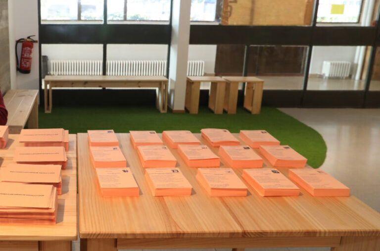 Hombre revisando documentos en un colegio electoral durante elecciones