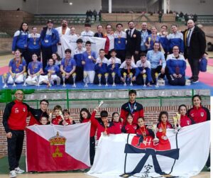 Grupo de competidores de kárate con medallas en Astorga
